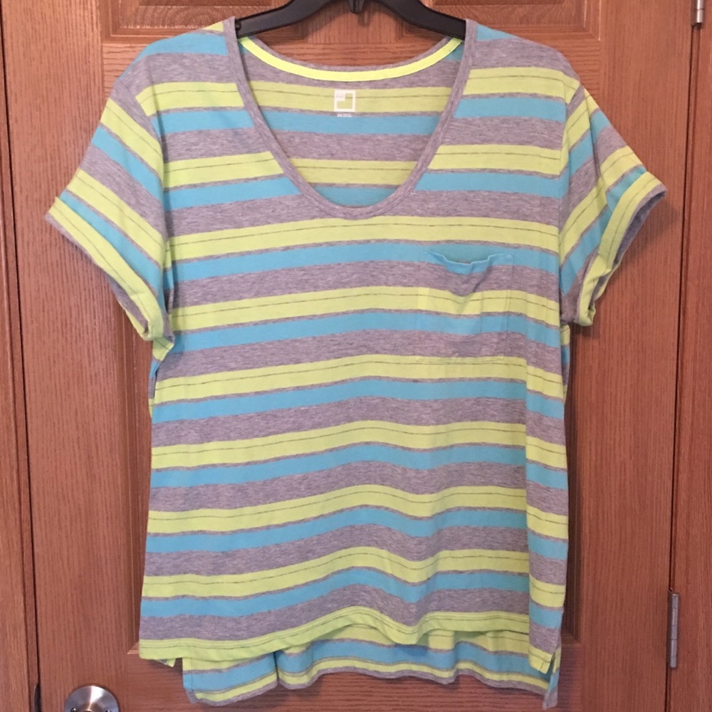 Plus- size V-neck short sleeve T-shirt